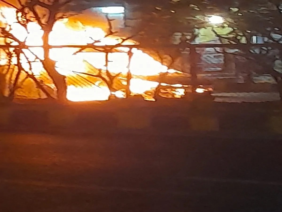 चलती सीएनजी कार में लगी आग, बड़ा हादसा टला