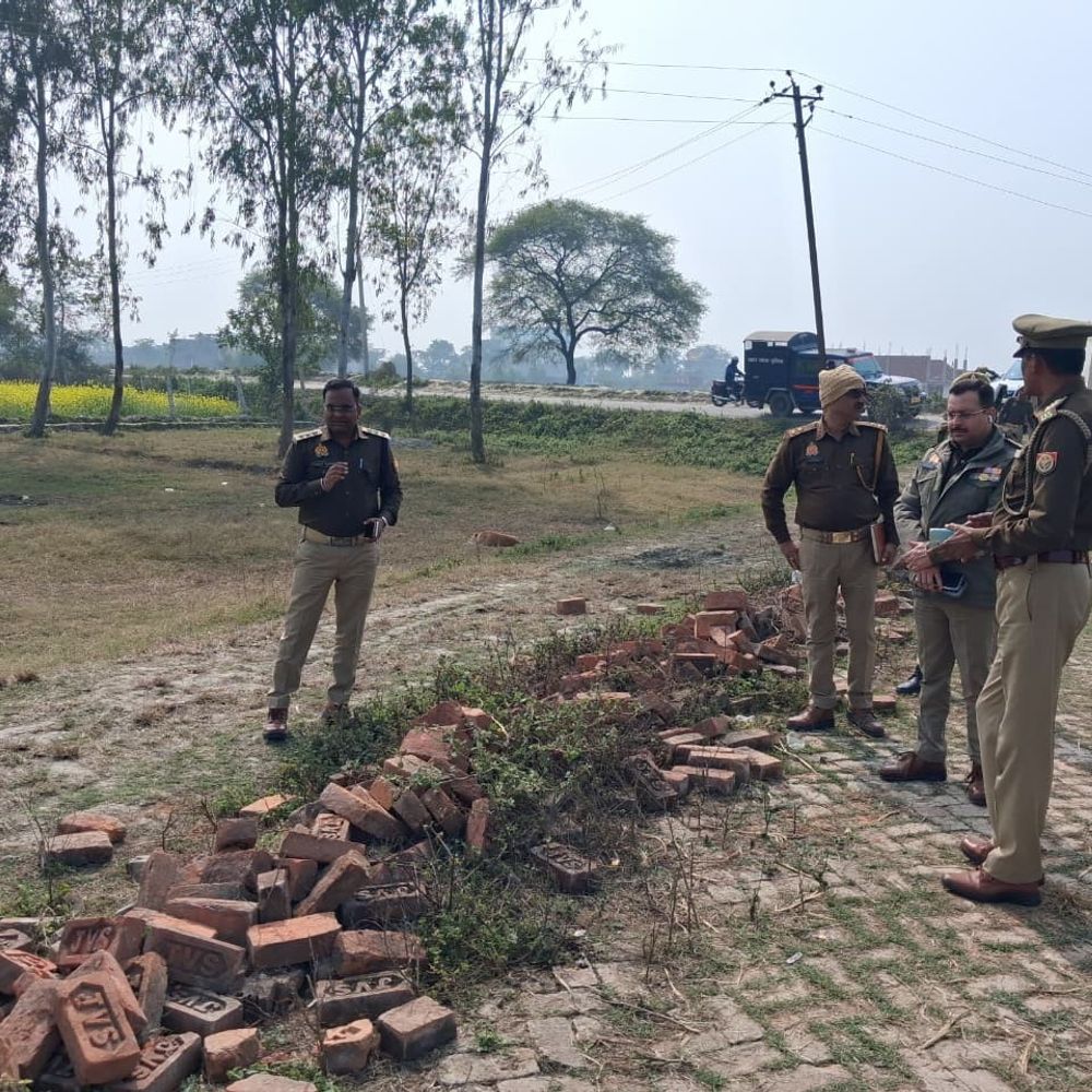 बाराबंकी में नहर किनारे युवती का शव मिला:सिर पर चोट के निशान, ईंटों से कुचलकर हत्या की आशंका