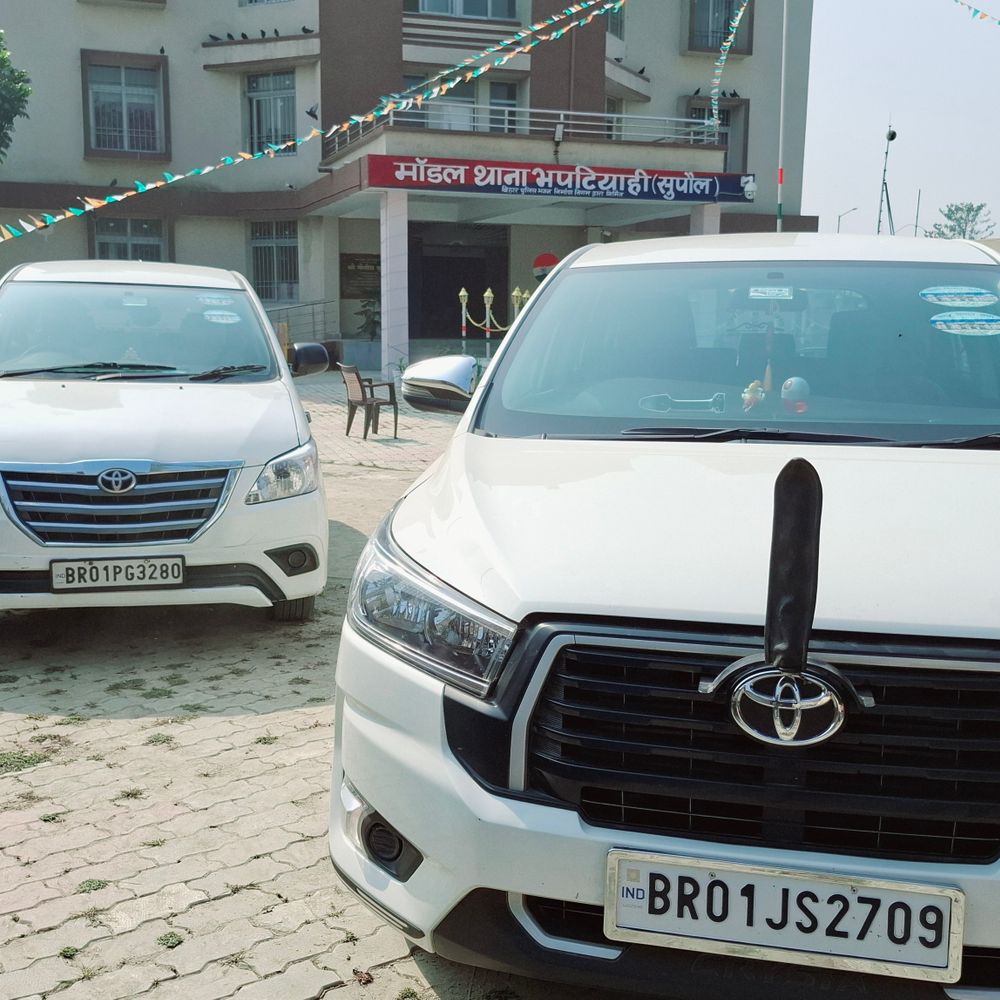 बिहार विधानसभा कार पास स्टीकर लगी गाड़ी से तस्करी:दो इनोवा क्रिस्टा से 3280 बोतल कोडीन सिरप बरामद, 4 तस्कर अरेस्ट