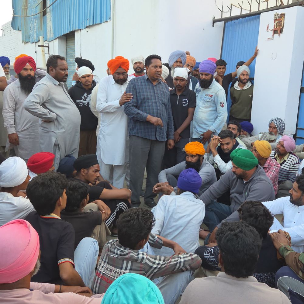 मानसा में युवक की मौत पर परिजनों का प्रदर्शन:निष्पक्ष जांच की मांग, फैक्ट्री में मौत का आरोप, सीसीटीवी नहीं देने पर धरना