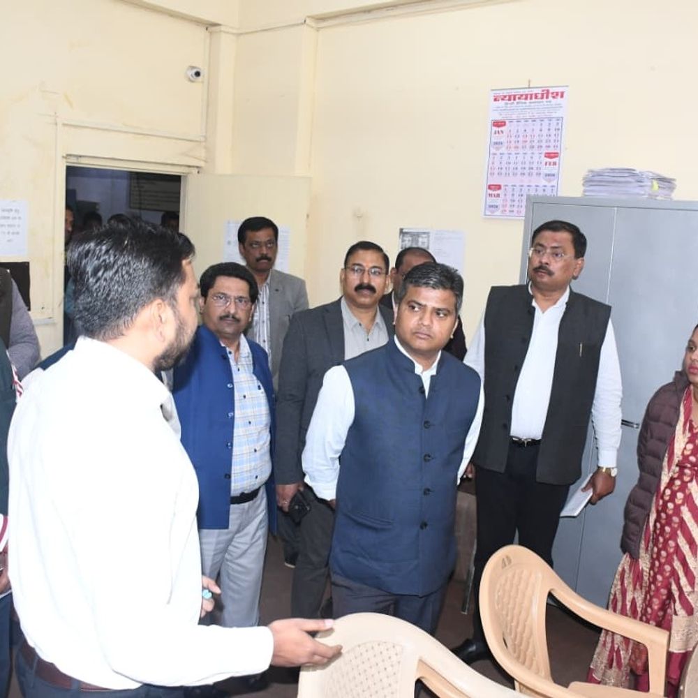 प्रयागराज विकास भवन में डीएम का औचक निरीक्षण:38 कर्मचारी अनुपस्थित मिले, वेतन रोकने के निर्देश दिए
