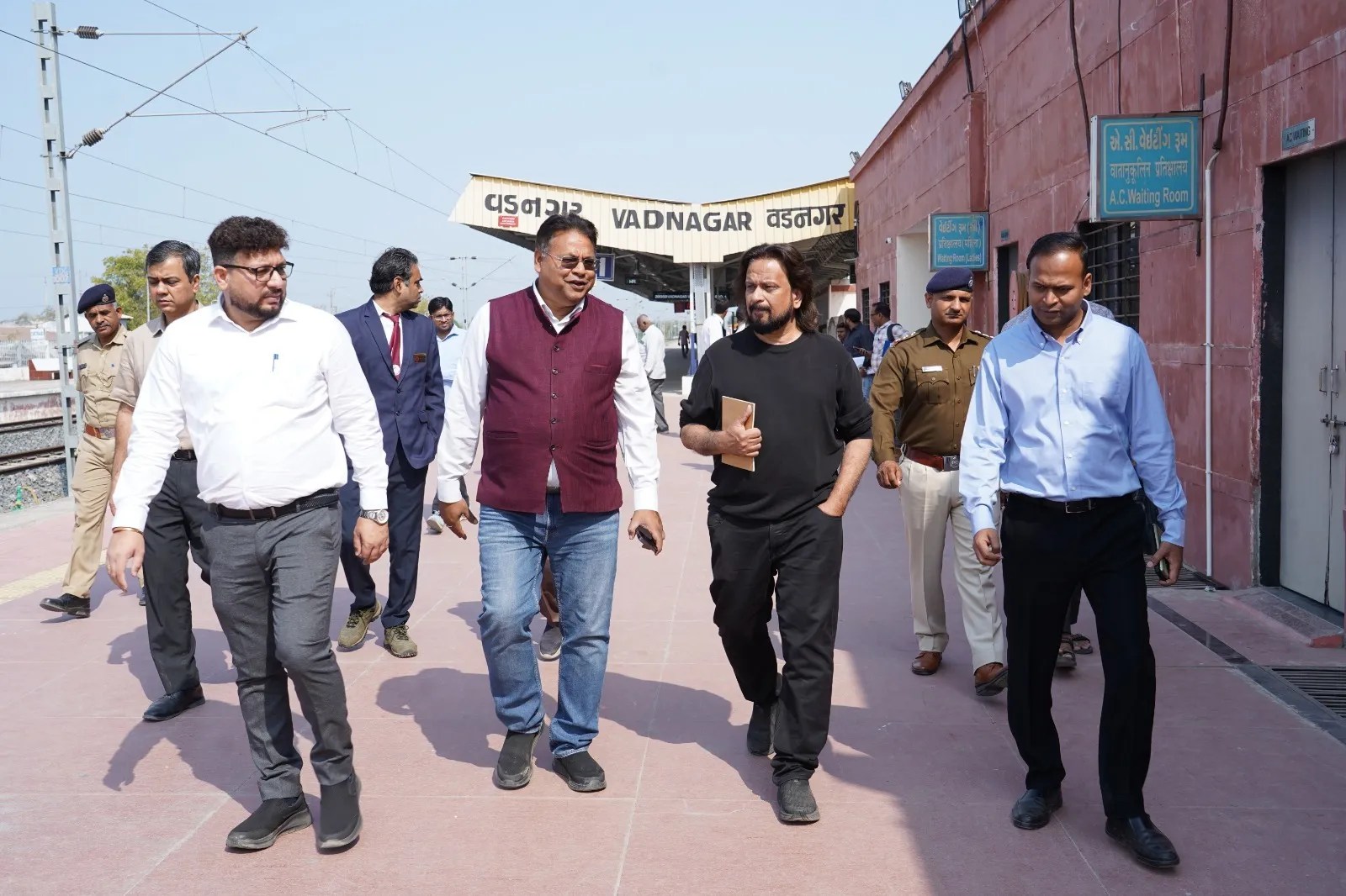 वडनगर रेलवे स्टेशन पर रेल डिब्बों में पानी भरने को कोच वाटरिंग सिस्टम की व्यवस्था