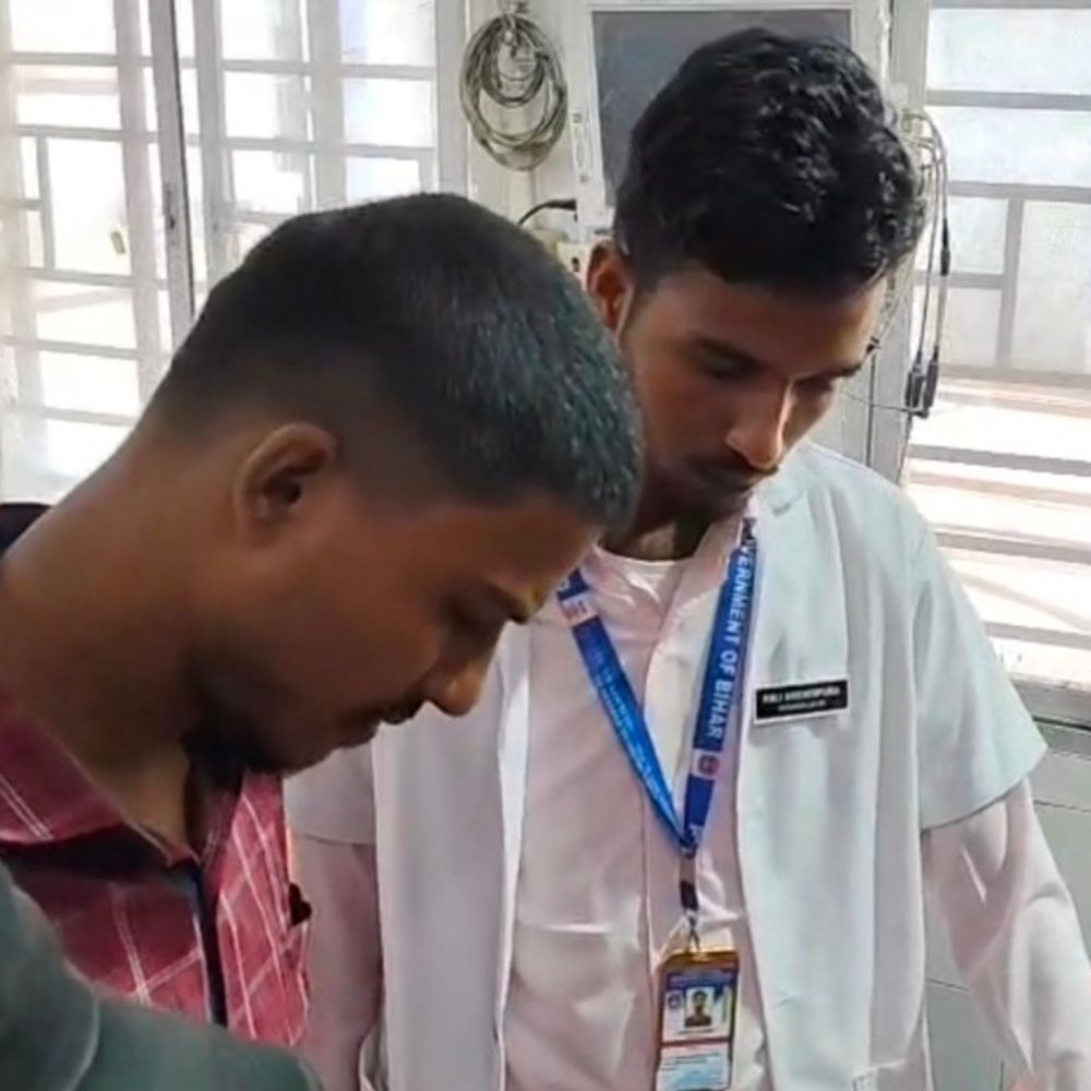 शेखपुरा में ट्रिपल लोड बाइक खड्ड में गिरी:तीन युवक घायल, एक पावापुरी रेफर, हालत गंभीर