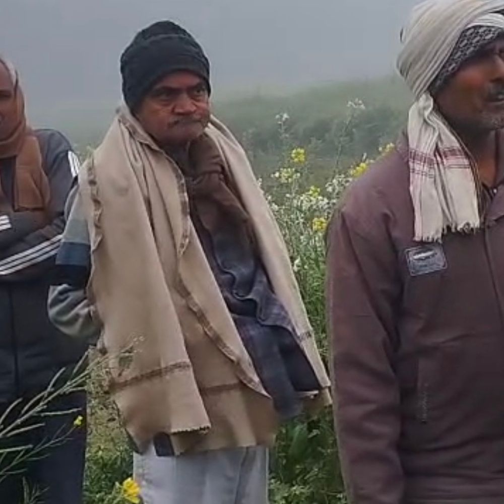 कौशाम्बी में हाईटेंशन तार की चपेट में आने से महिला:खेत की मेड़ से जा रही थी, परिजनों ने की कार्रवाई की मांग