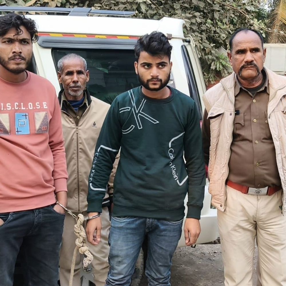 सहरसा में 5 लाख की कोडीन कफ सिरप जब्त:126 लीटर नशीली दवा बरामद, NH-107 पर नाकेबंदी में 2 तस्कर गिरफ्तार, नेटवर्क खंगाल रही पुलिस