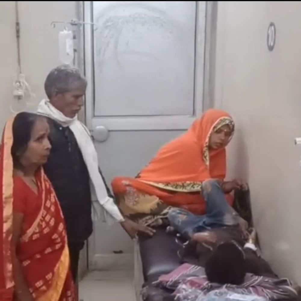 पटाखा दागते समय तीन भाई झुलसे:बहराइच में शादी के पटाखे से हादसा, जिला अस्पताल में भर्ती