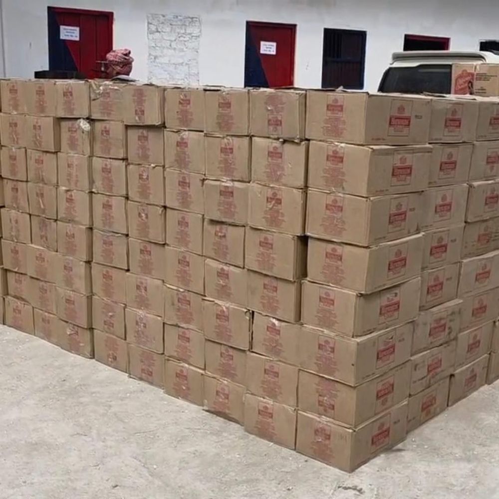 सीवान में 50 लाख की अवैध शराब जब्त:उत्पाद विभाग ने ट्रक से पकड़ी खेप, 2 ड्राइवर गिरफ्तार