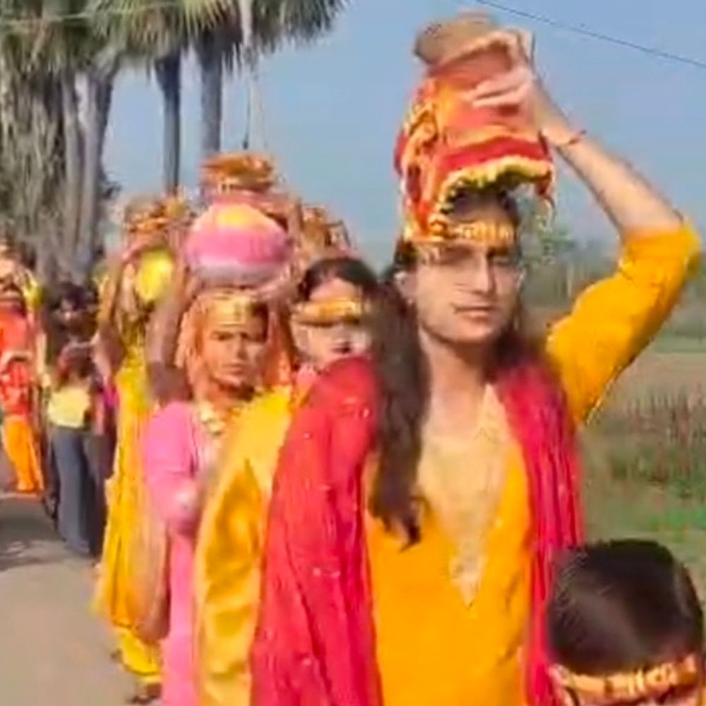 शेखपुरा में महारानी मंदिर की प्राण प्रतिष्ठा:सैकड़ों ग्रामीणों की शोभा यात्रा, 251 महिलाओं ने सिर पर कलश लेकर गांव की परिक्रमा की