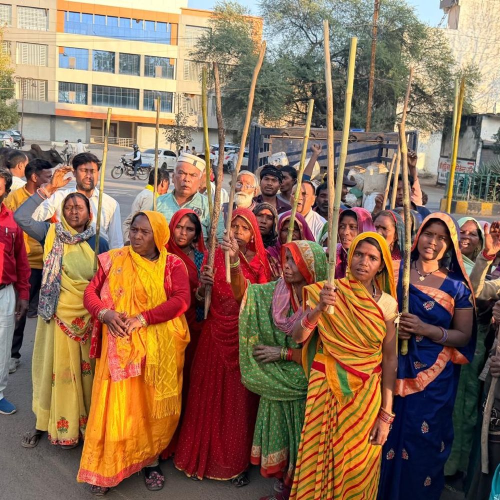 पुलिस बोली- ‘तुम शराब पकड़ो, हमें बताओ, तब हम आएंगे’:महिलाएं अवैध शराब लेकर कलेक्ट्रेट पहुंचीं, कहा- शिकायत पर कार्रवाई नहीं होती