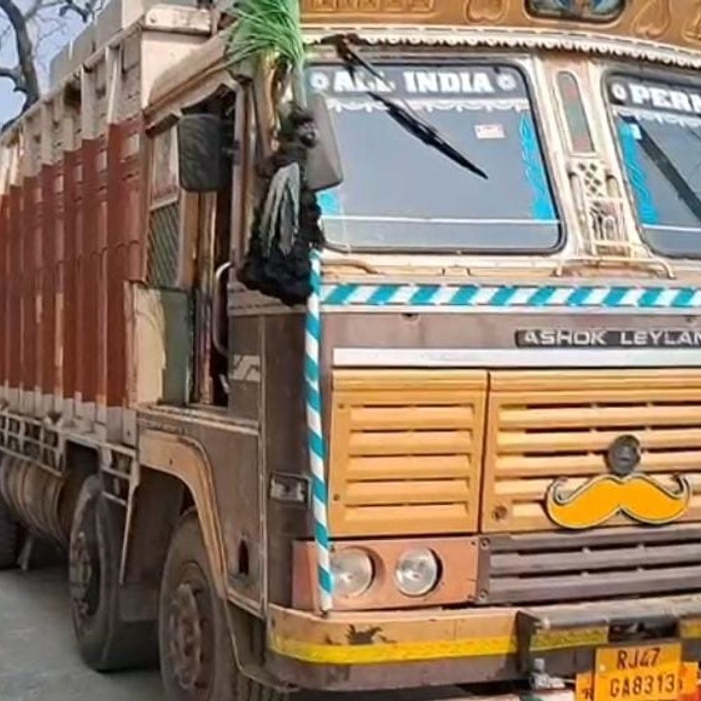 मुजफ्फरपुर में राजस्थान के ट्रक से शराब बरामद:सीमेंट के पिलर के नीचे 50 लाख की छिपाई थी खेप, पुलिस ने ड्राइवर और खलासी को गिरफ्तार किया