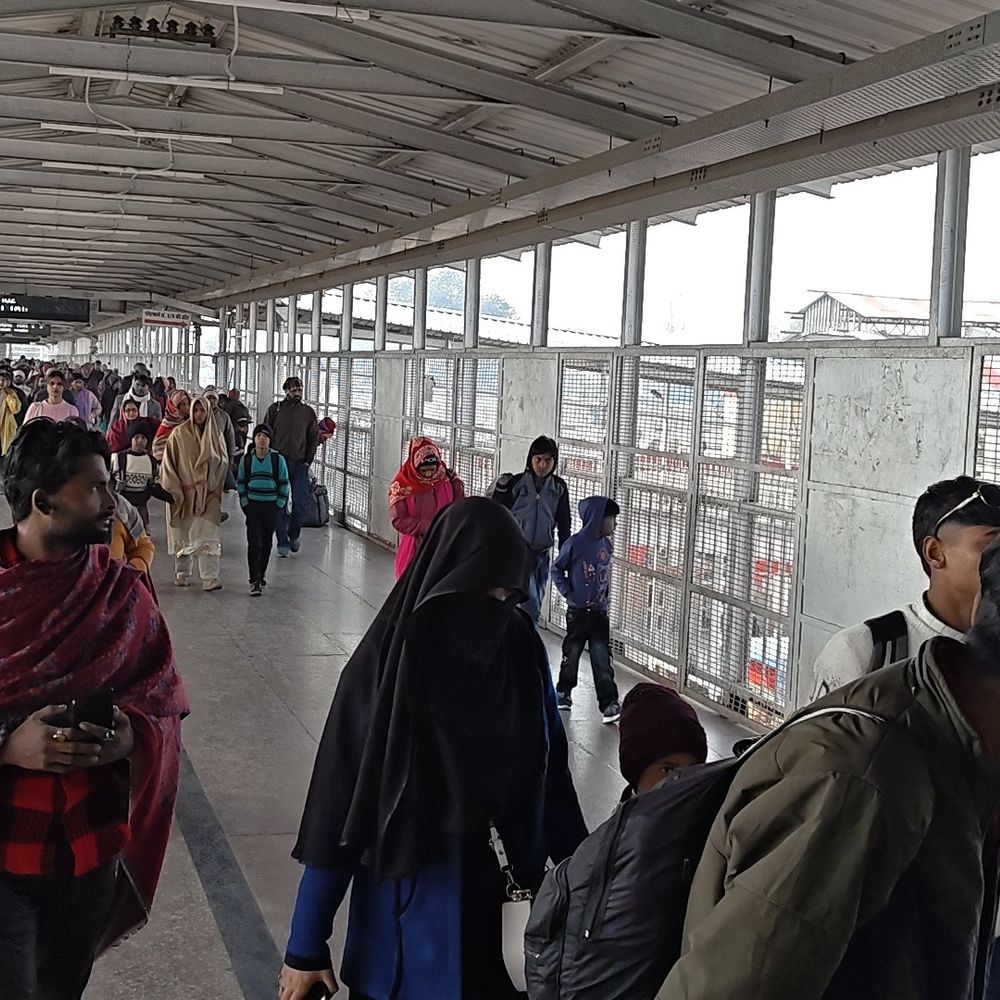 फिरोजाबाद में ट्रेनें 6 घंटे तक लेट:कोहरे से राहत, पर ठंड और देरी से यात्री परेशान