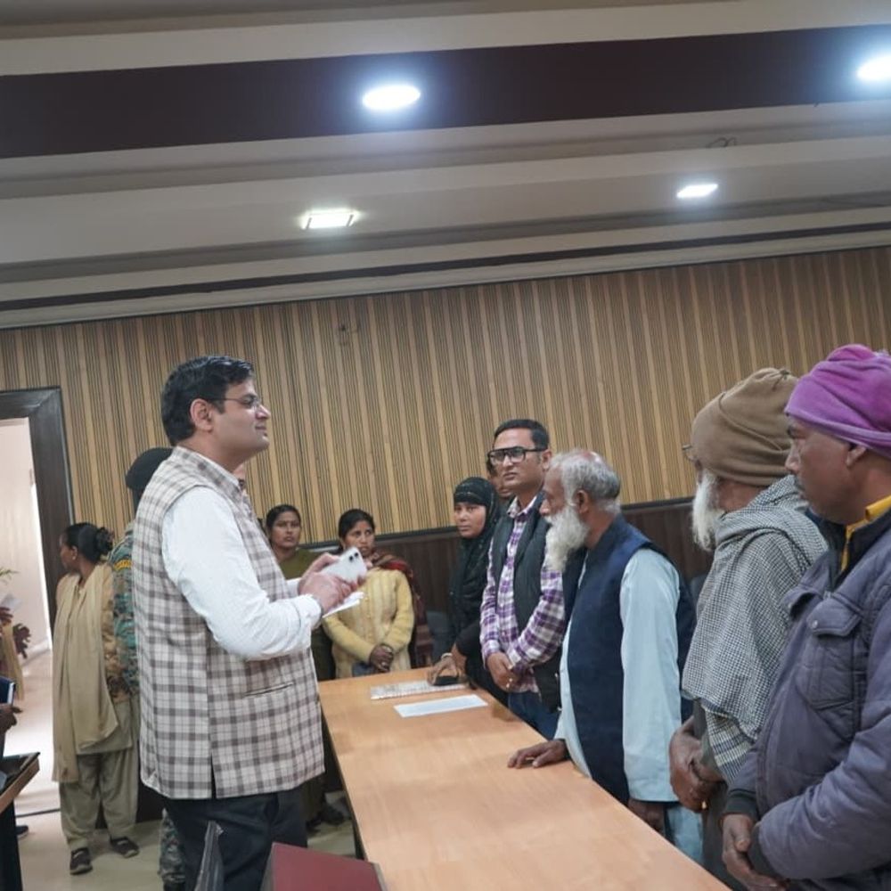 भूमि हड़पने के आरोप में एफआईआर दर्ज कराने की मांग’:अररिया DM ने जनता दरबार में सुनीं समस्याएं, अधिकारियों को दिए कार्रवाई के निर्देश