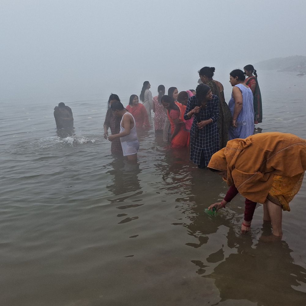 माघ पूर्णिमा पर ददरी घाट पर भीड़:गाजीपुर में हजारों श्रद्धालुओं ने गंगा में लगाई आस्था की डुबकी