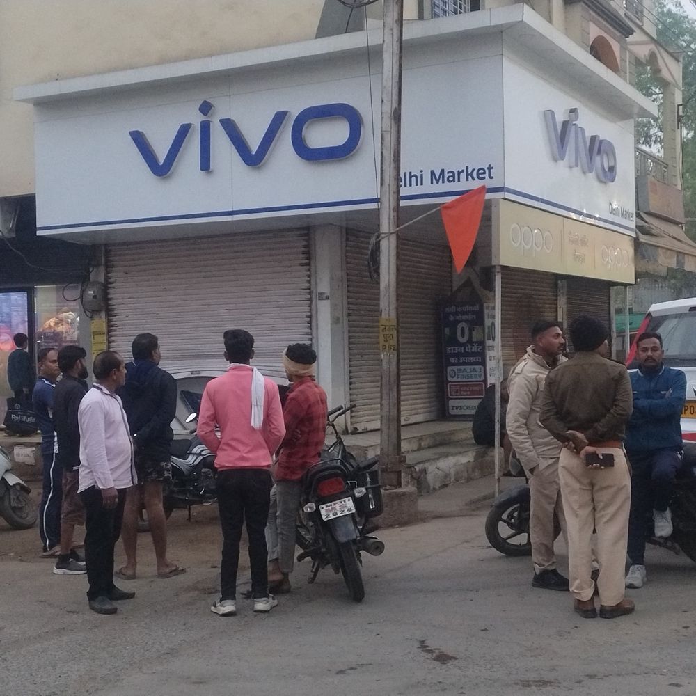 बड़वानी में थाने के सामने चोरी:लाखों के मोबाइल और नगदी लेकर फरार हुए चोर