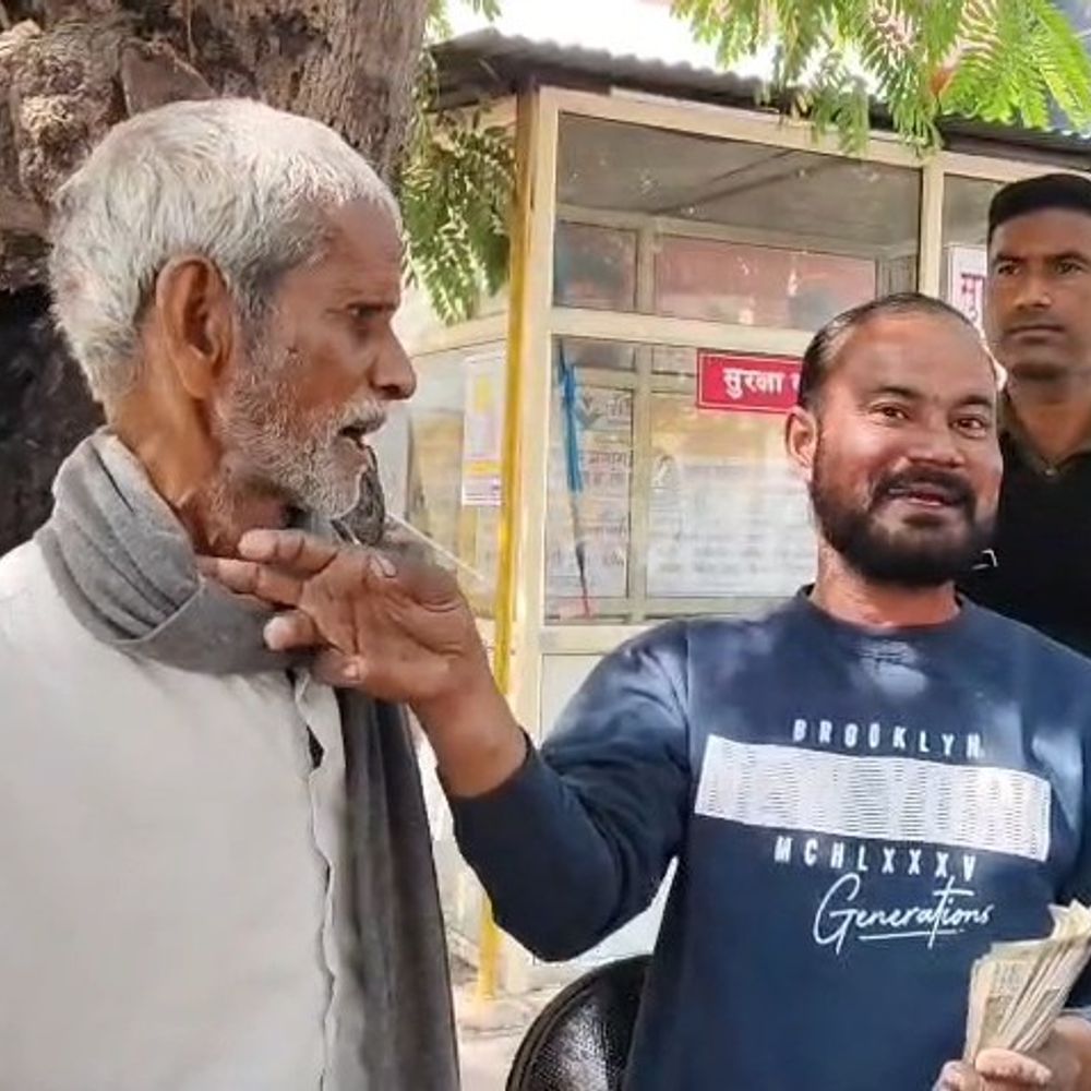 इटावा जिला अस्पताल में युवक की जेब से चोरी:बुजुर्ग आरोपी को लोगों ने पकड़ा, पुलिस कार्रवाई के बिना छोड़ा गया