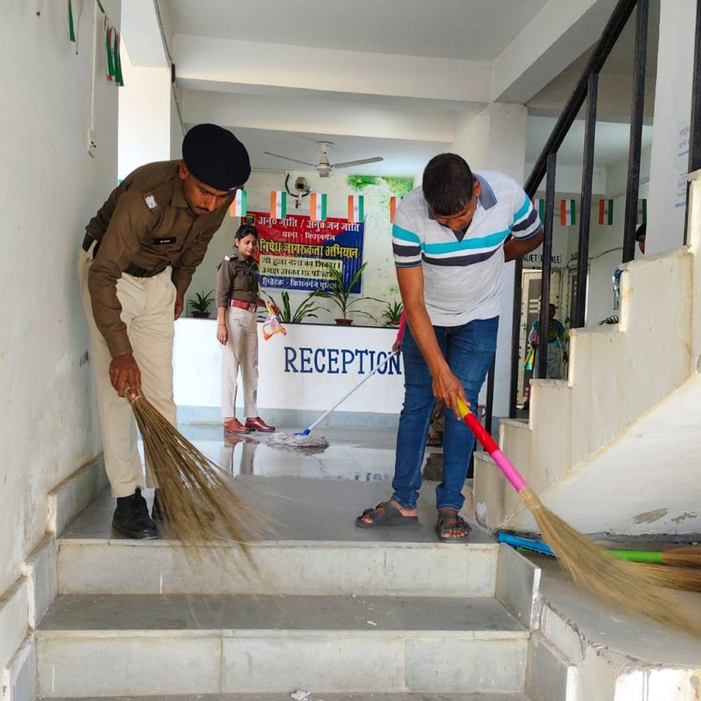किशनगंज में बिहार पुलिस सप्ताह शुरू:कर्मचारी हाथों में झाड़ू-फावड़ा लेकर सफाई में जुटे, स्वच्छता अभियान से हुई कार्यक्रमों की शुरुआत
