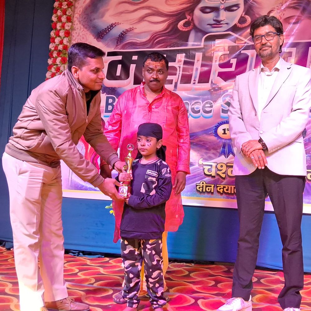 बरौनी में महाशिवरात्रि पर सांस्कृतिक कार्यक्रम:छोटी बच्चियों के नृत्य प्रस्तुत किया, दर्शकों का मन मोहा