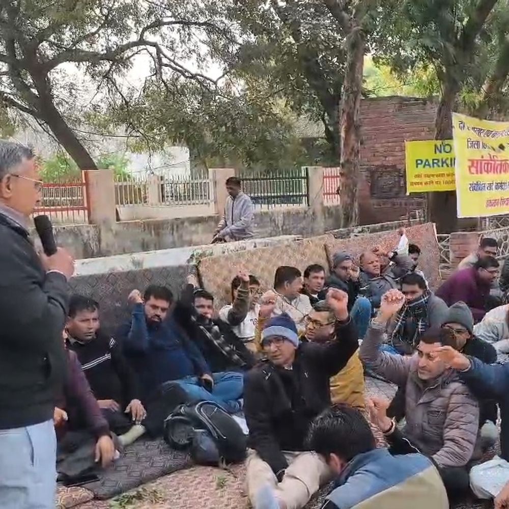 हिसार में ऑनलाइन गिरदावरी बंद करने की चेतावनी:लघु सचिवालय में पटवारियों का धरना, निलंबित साथियों को बहाल करने की मांग