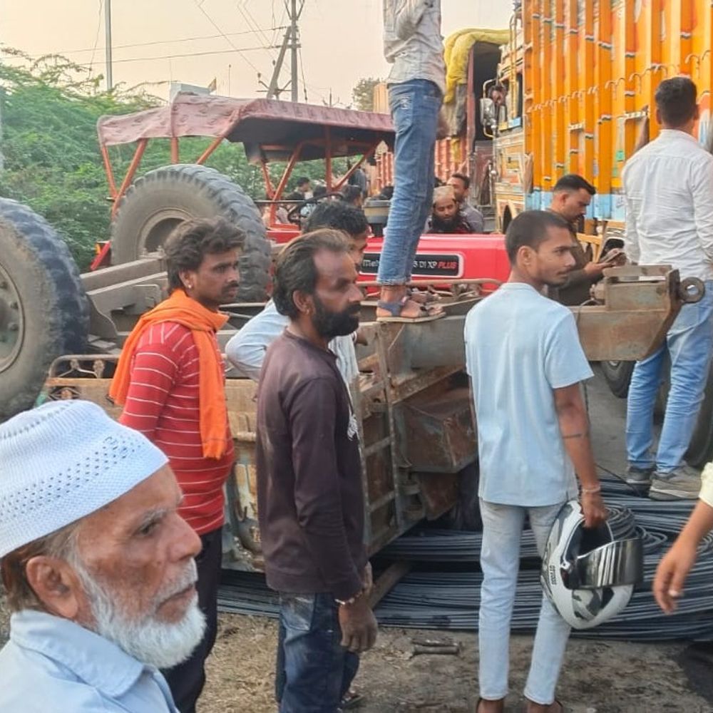 शाजापुर में दो ट्रैक्टर-ट्रॉली आपस में भिड़े:कोई घायल नहीं; सीमेंट की बोरियां सड़क पर बिखरी; जाम लगा