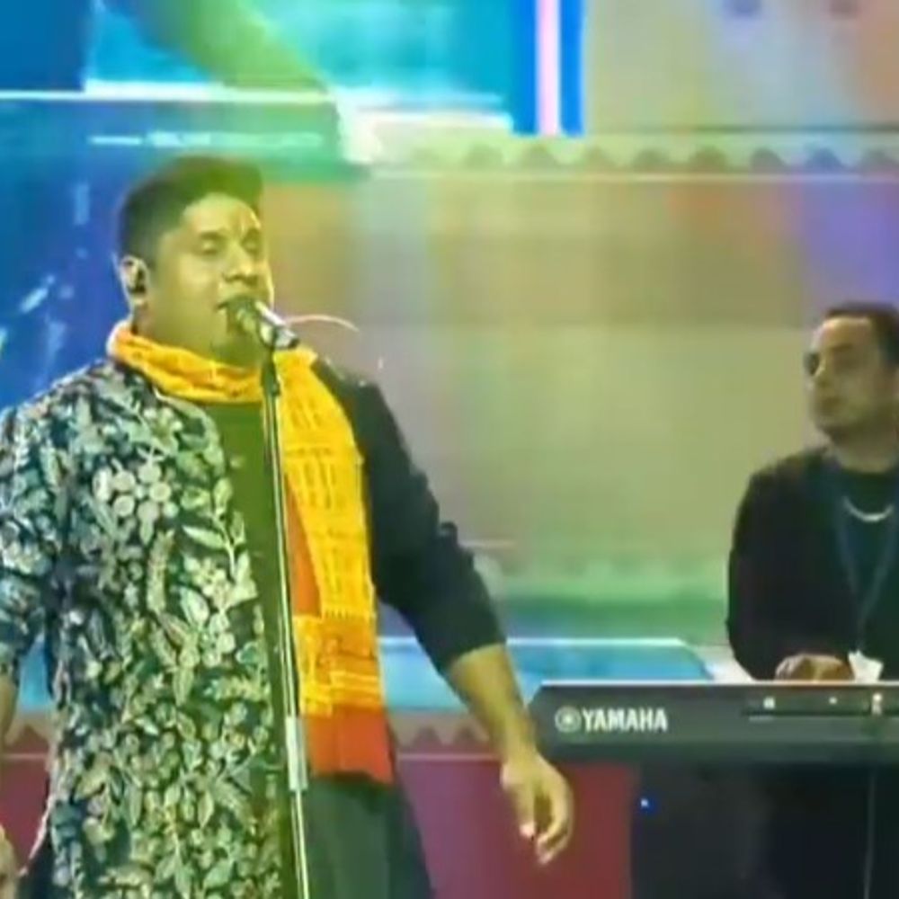 इंडियन आइडल नितिन कुमार ने एटा महोत्सव में दी प्रस्तुति:हजारों दर्शकों ने उनके गानों पर जमकर किया नृत्य