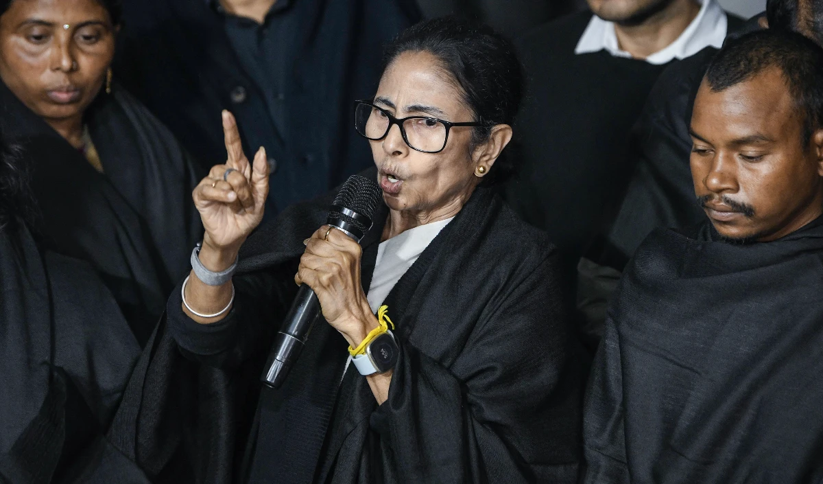 Election Commission का बड़ा एक्शन! West Bengal के 7 अधिकारी निलंबित, ‘गंभीर कदाचार’ के लगे आरोप