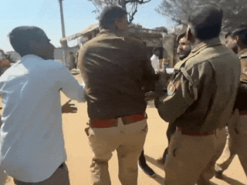 सीकर में SHO ने युवक की कॉलर पकड़कर पटका:खाटूश्यामजी में गेट लगाने लेकर हुआ हंगामा, SHO बोले- हाथापाई करने की कोशिश की