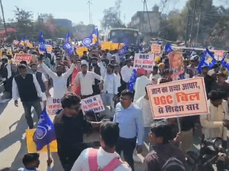 रीवा में यूजीसी के समर्थन में उग्र प्रदर्शन:कलेक्ट्रेट के बाहर घंटों जाम लगाया; 100 से अधिक उपद्रवी चिन्हित, हो सकती है FIR