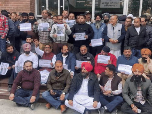 लुधियाना में कांग्रेसियों ने निगम कार्यालय घेरा:ढोका मोहल्ला में गंदे नाले का पानी घरों में घुसता, जोन D का गेट किया बंद