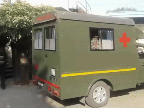 अयोध्या में जिला अस्पताल में दिखी अफरा-तफरी:हूटर बजाती गाड़ियों के साथ सेना के जवान 15 घायलों को लेकर पहुंचे अस्पताल