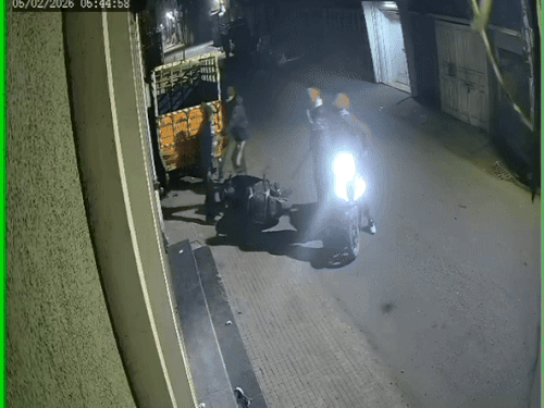 एक्टिवा सवार बदमाशों की नई वीडियो आई सामने:हलका सेंट्रल में लोगों को लूट रहे,10 मिनट में दो जगह स्नेचिंग, जनता में सहम