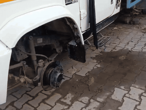 पंचकूला पार्किंग में खड़ी गाड़ी के टायर उतारे:ईंट-जैक के सहारे खड़ी कर गए, स्विफ्ट कार में आए थे 3 चोर, तलाश रही पुलिस