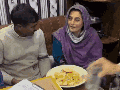 PAK गई पंजाबी महिला ने बताई लव स्टोरी:9 साल पहले फेसबुक पर इश्क हुआ, बोली-22 साल से पति यूके में, मोबाइल बच्चों से छिपाकर रखती