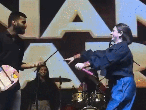 पंजाबी सिंगर को लाइव शो में फैन ने किया प्रपोज:पोस्टर पर लिखा- मेरी मम्मी नू पसंद है तू, सुनंदा शर्मा ने दिया मजेदार जवाब