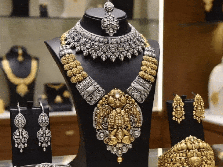 चांदी आज ₹28 हजार सस्ती हुई:वायदा बाजार में भाव 2.40 लाख/किलो पर आया; 10 ग्राम सोना 3 हजार रुपए सस्ता