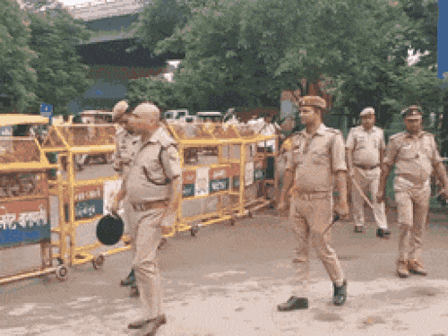 वाराणसी में सड़कों पर डायवर्जन, गोदौलिया-मैदागिन नो व्हीकल जोन:महाशिवरात्रि पर काशी विश्वनाथ समेत 500 शिवमंदिरों पर फोर्स तैनात, 17 पार्किंग बनाईं