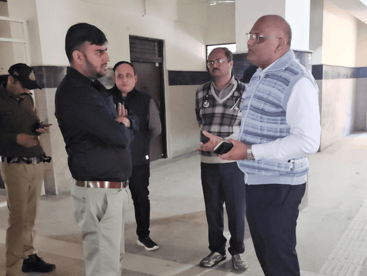 जिला अस्पताल पहुंचे छतरपुर कलेक्टर:मरीजों को कॉल कर जाना, जांच रिपोर्ट समय पर मिली या नहीं