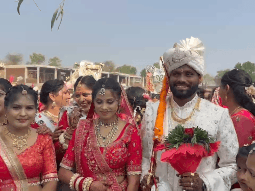 डूंगरपुर में 11 जोड़ों ने लिए 7 फेरे:कलाल समाज के विवाह सम्मेलन में मंडप में फूलों की बारिश