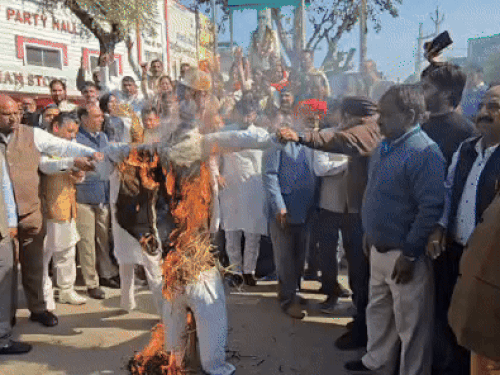 राहुल गांधी के ‘गद्दार’ बयान पर सोनीपत में बीजेपी प्रोटेस्ट:प्रदेश अध्यक्ष मोहनलाल बोले; सिख समाज और बिट्टू से माफी मांगे राहुल गांधी, पुतला दहन