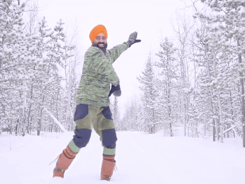 कनाडा में बर्फ पर भंगड़े से पंजाबी की ट्रोलिंग:लोग बोले- 8 लोगों की मौत से देश में शोक, ये हंसकर नाच रहे, किताब का प्रमोशन कर रहे