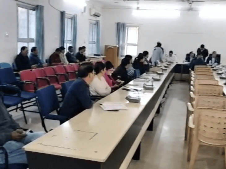 धार में जनसुनवाई, कलेक्टर ने स्वयं सुनीं शिकायतें:समय-सीमा में निराकरण के निर्देश, मौके पर कार्रवाई न होने पर कार्रवाई की चेतावनी