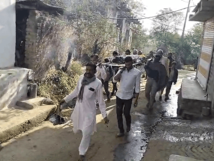 राजगढ़ में करंट से बंदर की मौत:ग्रामीणों ने अर्थी बनाकर विधि-विधान से अंतिम संस्कार किया