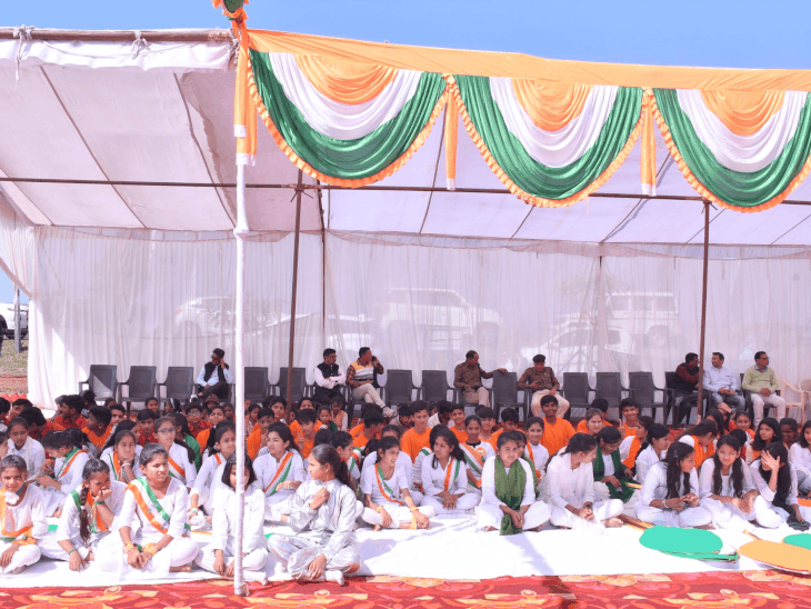 हातोद में स्वतंत्रता सेनानी कर्नल ढिल्लन की 20वीं पुण्यतिथि मनाई:मशाल यात्रा तिरंगा यात्रा श्रद्धांजलि सभा में युवाओं में दिखी देशभक्ति