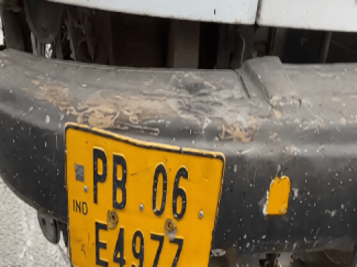 जालंधर-पठानकोट हाईवे पर ट्रक ने वेन्यू कार को मारी टक्कर:ट्रक चालक फरार, हादसे में मां-बेटी घायल, पुलिस जांच में जुटी