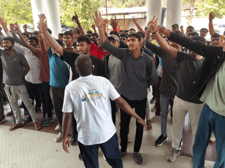 अग्निवीर भर्ती 2026 में आयु सीमा बदलाव का विरोध:ओवरएज हुए अभ्यर्थियों ने बैतूल कलेक्ट्रेट पहुंचकर राष्ट्रपति के नाम सौंपा ज्ञापन