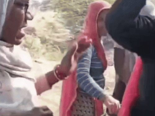 राजसमंद में पानी के लिए झगड़ी महिलाएं, VIDEO:मटकी फोड़ी, एक दूसरे से बहस करती रही; प्रशासक बोले- जलस्तर गिरने से हो रही समस्या