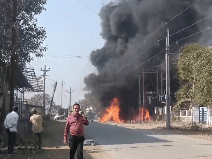 मंदसौर इंडस्ट्री एरिया में आग से अफरा-तफरी:डीपी में आग वाली बात अफवाह निकली, कचरा जलने से धुआं उठा; 15 मिनट में काबू पाया