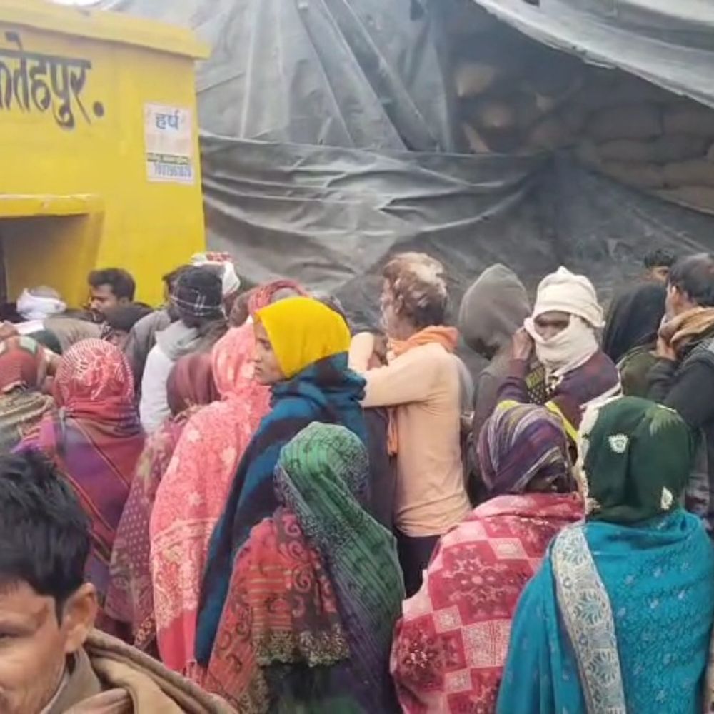 फतेहपुर में यूरिया खाद की किल्लत:लंबी लाइनें, अधिक दाम पर बिक्री का आरोप; अधिकारी बोले- कमी नहीं