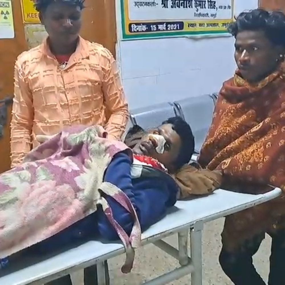 तेज रफ्तार बाइक पेड़ से टकराई, मजदूर की मौत:जमुई में गिद्धौर थाना के आगे एक्सीडेंट, दादपुर लौट रहे थे