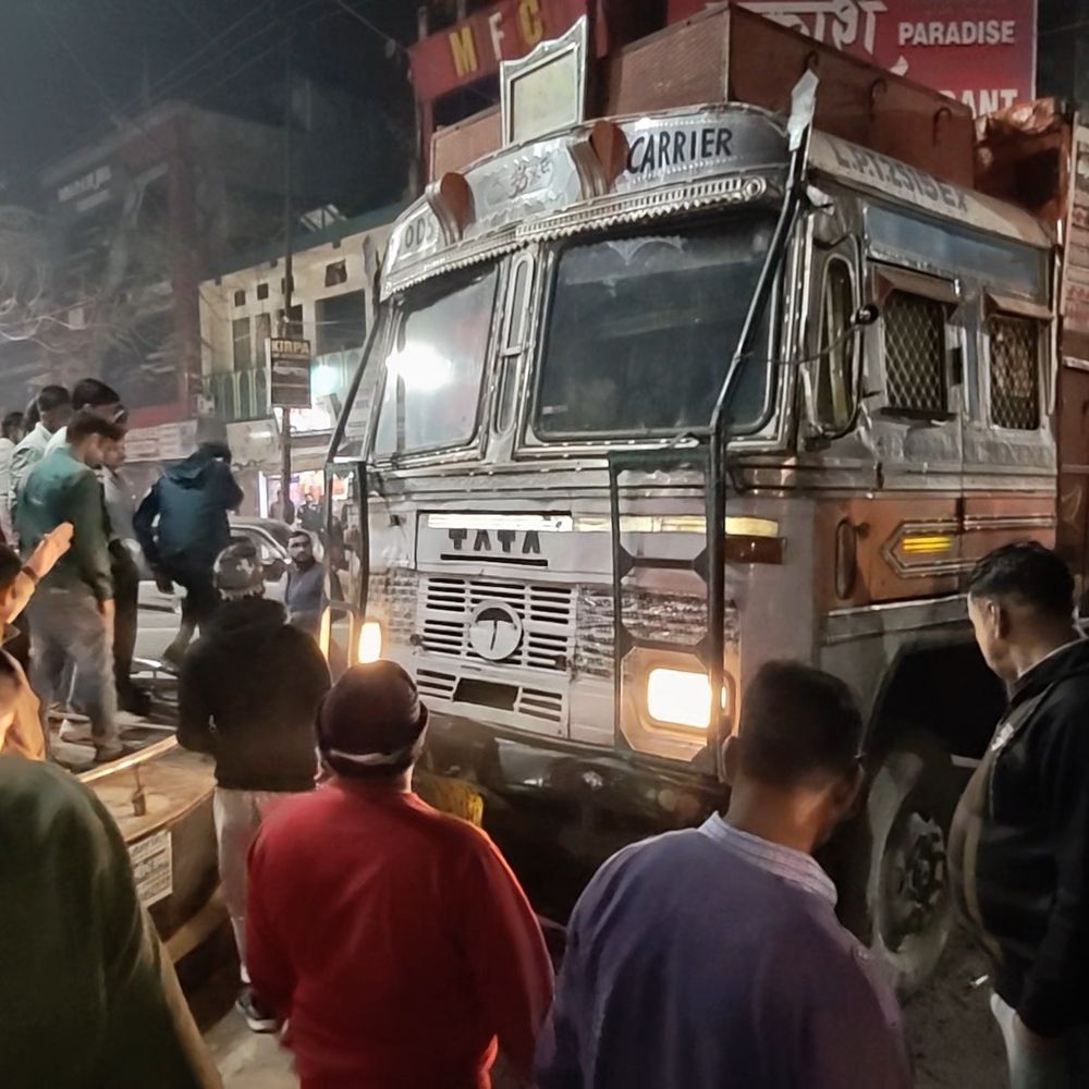 पीलीभीत में ट्रक ने साइकिल सवार को रौंदा, मौत:कार को मारी टक्कर, दो लोग घायल; ड्राइवर हिरासत में