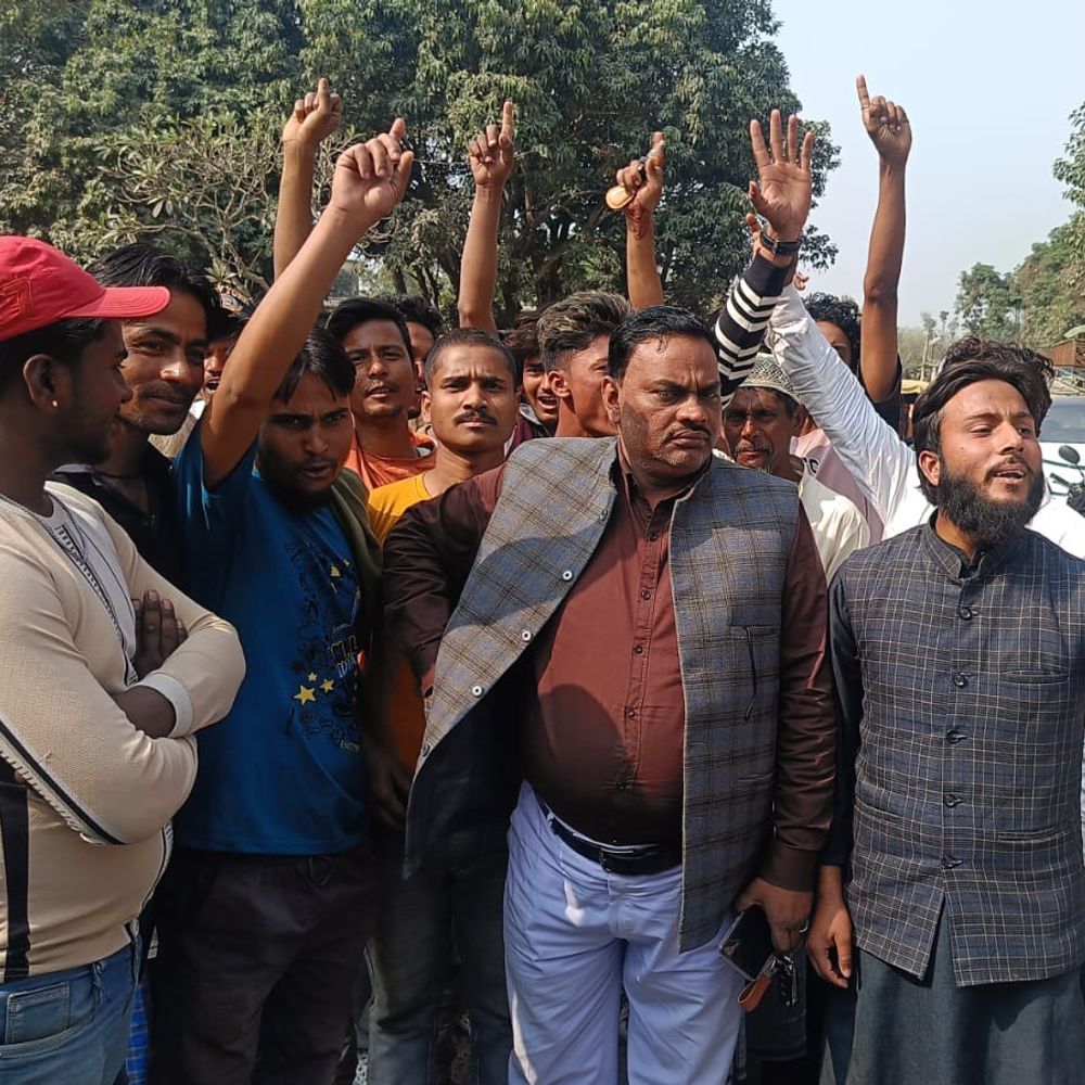 किशनगंज में ट्रैक्टर मालिक का आत्मदाह प्रयास:थाने के बाहर खुद पर पेट्रोल डाला, अवैध खनन में भेदभाव का आरोप, बड़े संवेदकों पर कार्रवाई नहीं